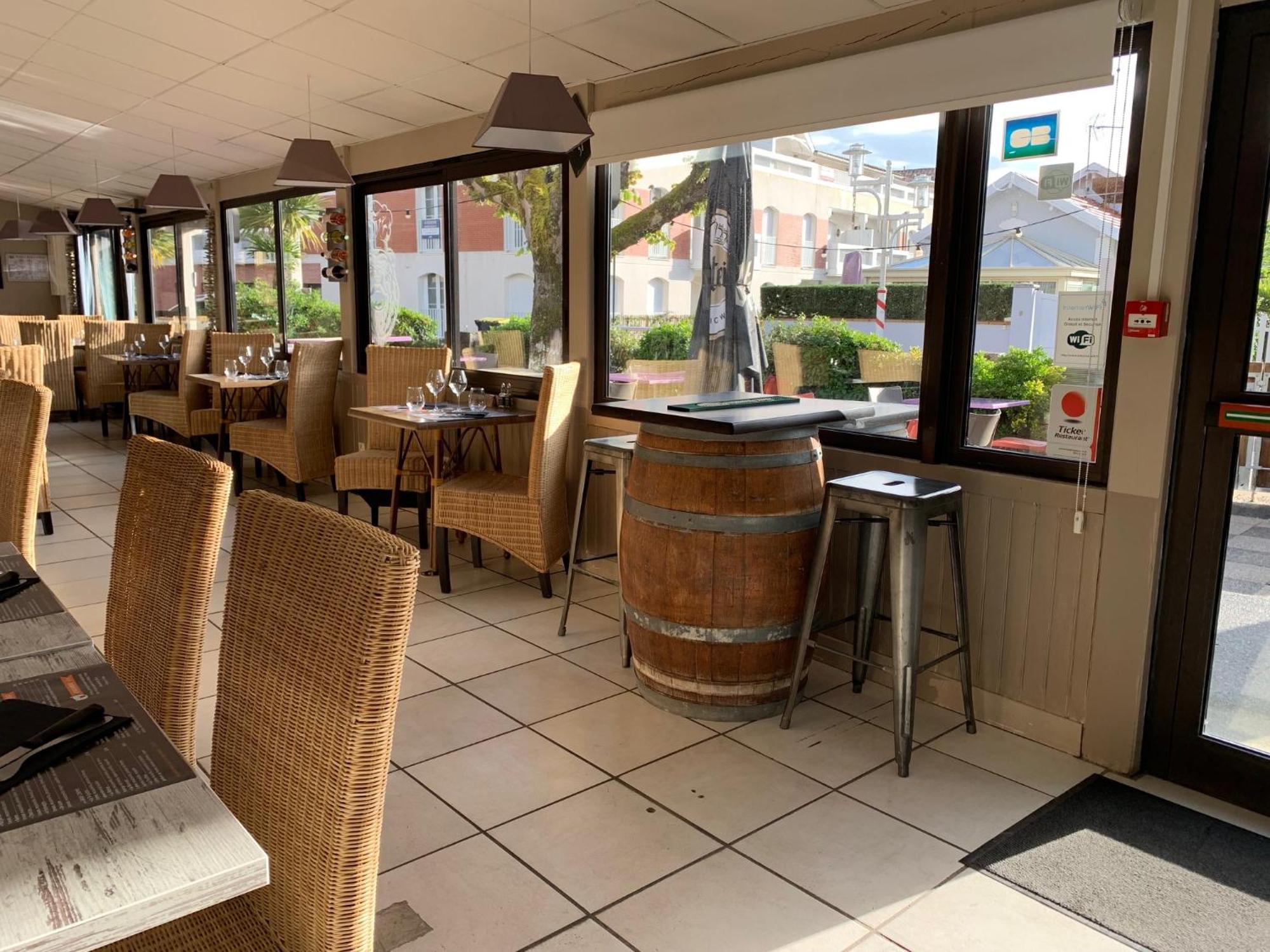 Logis Hotels - Hotel Et Restaurant L'Oceana Лантон Екстериор снимка
